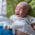 Kako prepoznati dojenačke grčeve i olakšati bebi?