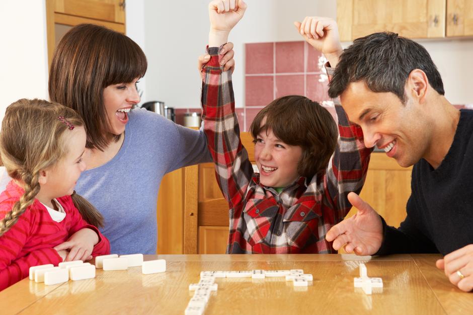 društvene igre djeca obitelj igranje | Author: Thinkstock