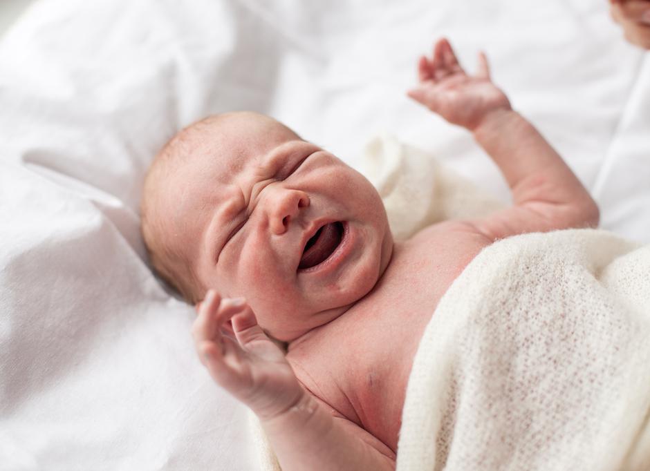 Beba se stalno budi i ne želi spavati? Prema riječima stručnjaka -  sve ima svoje razloge, pa tako i bebino buđenje tijekom noći. | Author: Guliver