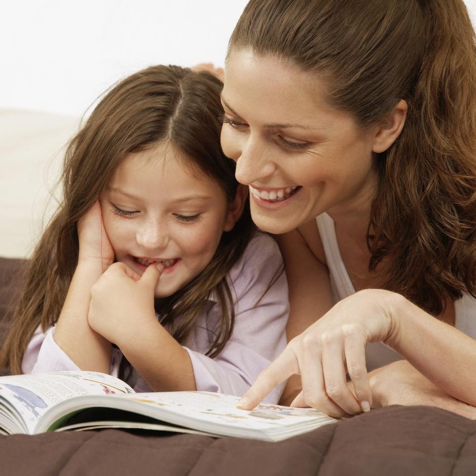 mama i dijete čitaju knjigu | Author: Thinkstock