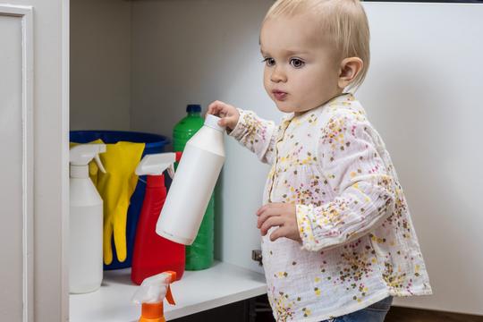 beba dijete trovanje sredstva za čišćenje