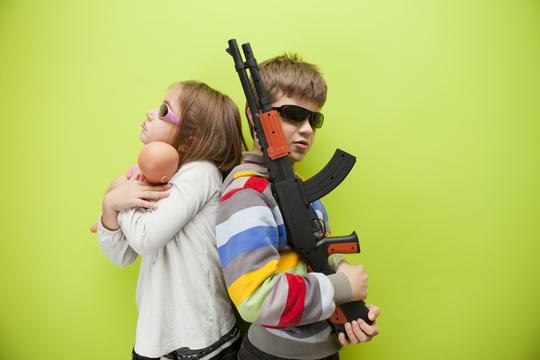 dječak igra djevojčica puška