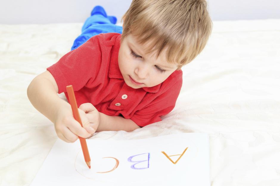dijete dječak abeceda pisanje | Author: Thinkstock