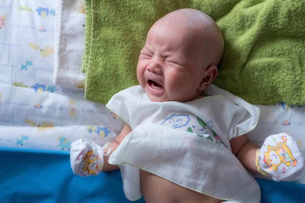 Kako prepoznati dojenačke grčeve i olakšati bebi?