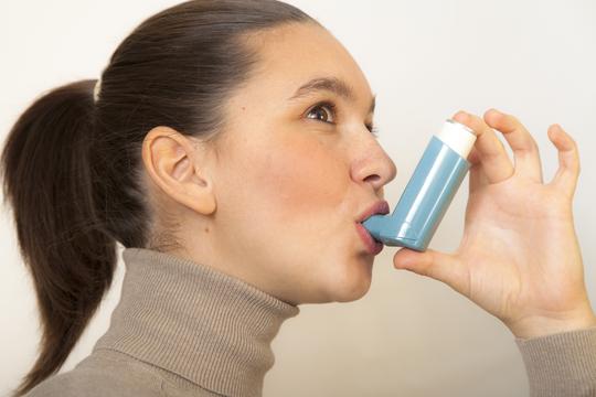 žena astma inhalator