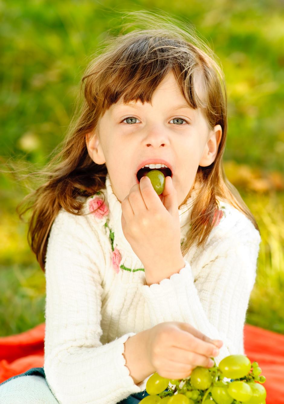 dijete jede grožđe | Author: Thinkstock