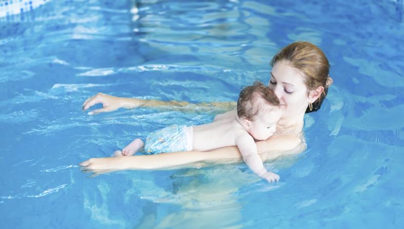 beba bazen majka mama plivanje