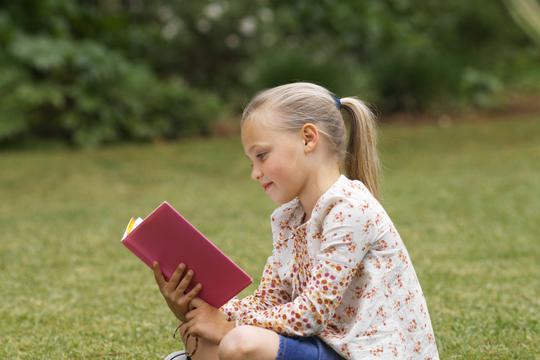 djevojčica čitanje